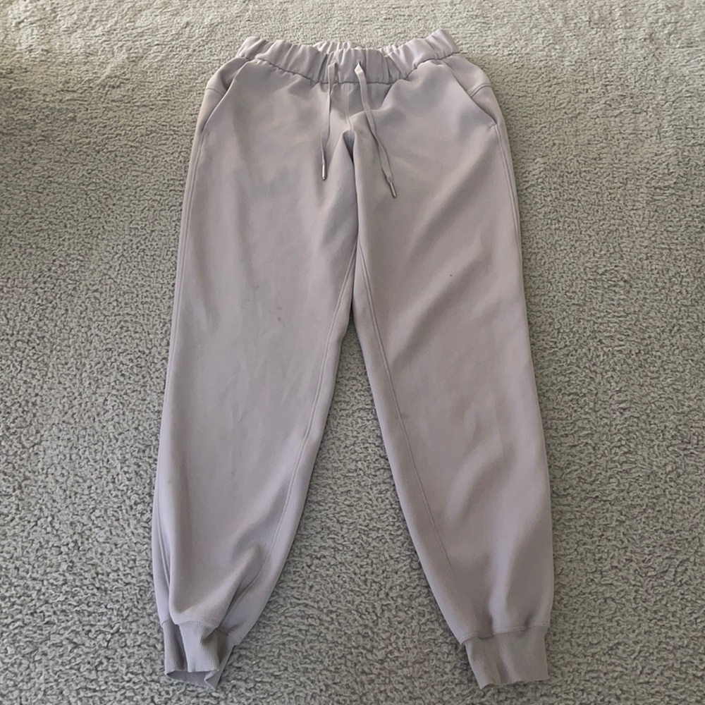 Lululemon On The Fly Jogger
Silverscreen size 4